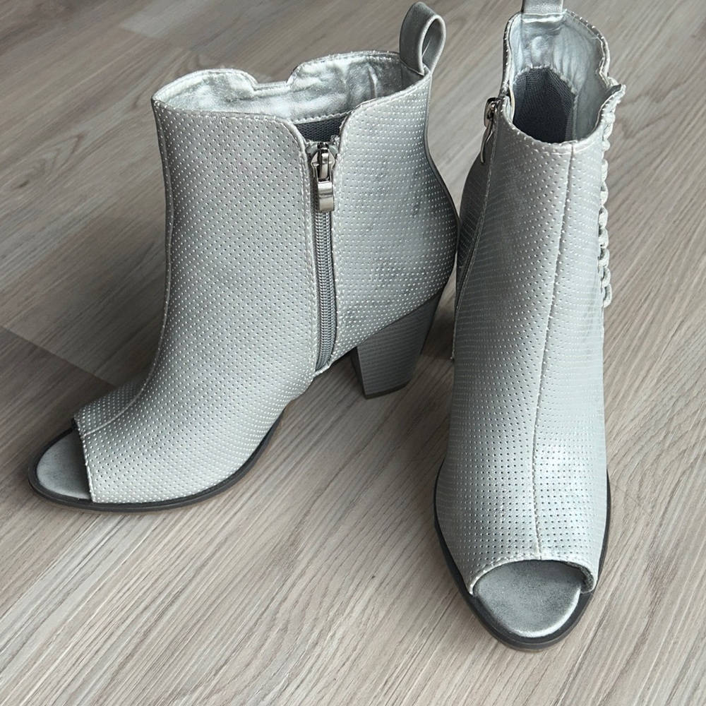 Peep-Toe Ankle Boots 8 Metallic Silver NWOT Heel Side Zip Lace Detail